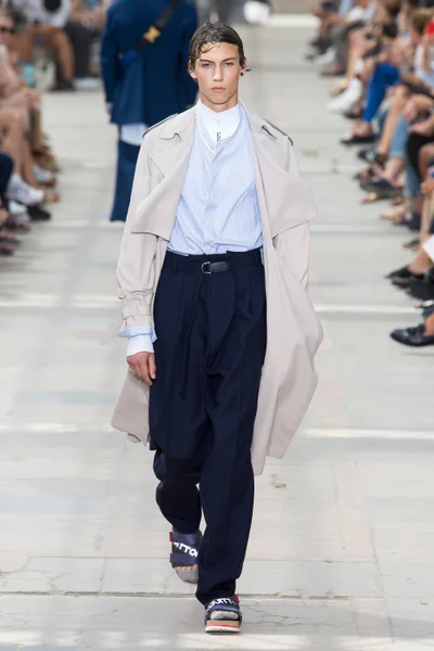 Look 10